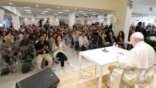 Papa visita por sorpresa Nuevos Horizontes: “ustedes dan testimonio de Jesús”