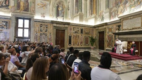 François encourage une communauté italienne au service des plus fragiles