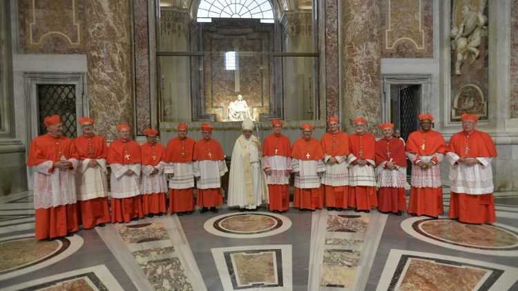 Le Pape entouré des treize nouveaux cardinaux