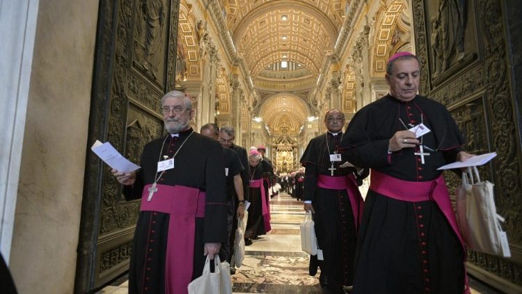 Vyskupų procesija iš Šv. Petro bazilikos į Sinodo salę