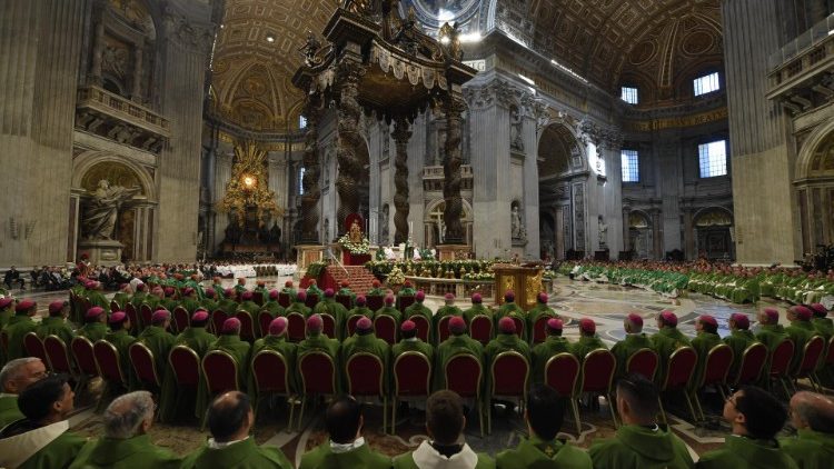 Dogmatična konstitucija o Cerkvi Lumen gentium opominja rimskega škofa, da je »trajno in vidno počelo in temelj edinosti tako škofov kakor množice vernikov.