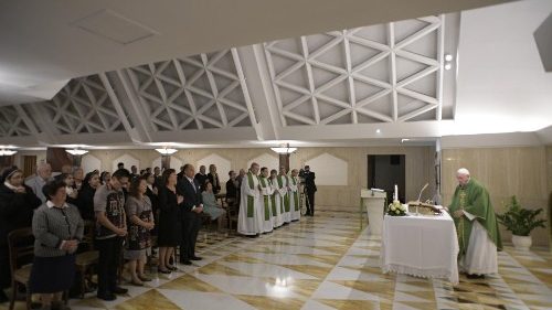 Il Papa: vivere in tensione verso il Signore, quando l'acqua ferma si corrompe