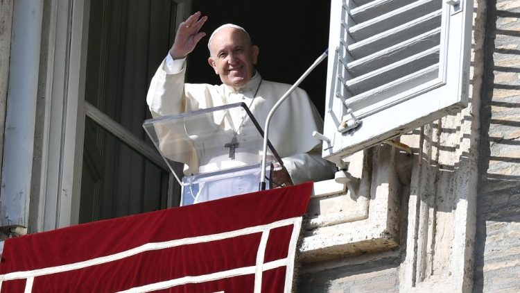 El Papa Francisco asomado desde la ventana del Palacio Apostólico del Vaticano. 