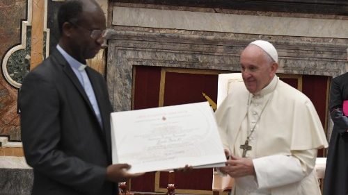 Franziskus würdigt Ratzinger-Preisträger und Benedikt XVI.