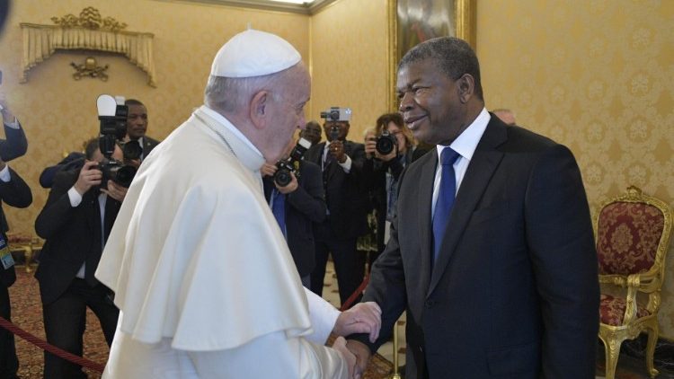 O Presidente da República de Angola João Manuel Gonçalves sendo recebido pelo Papa Francisco