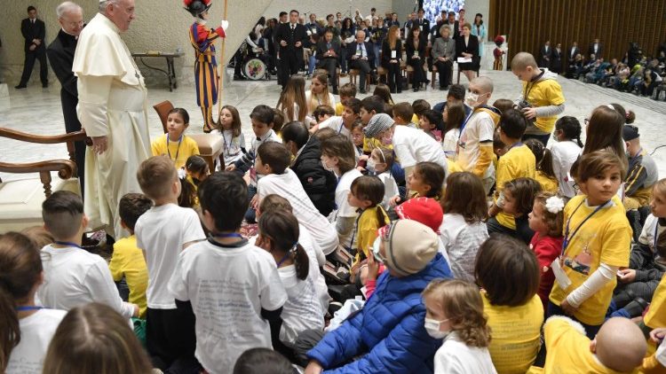 Papież: tajemnica cierpienia dzieci stanowi moralne wyzwanie