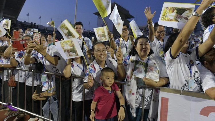 Fedeli in festa al passaggio della papamobile allo stadio