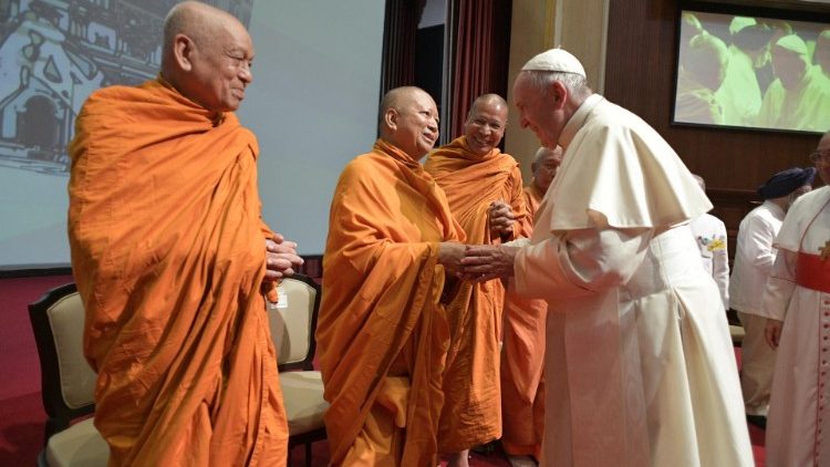 Papa Francesco saluta alcuni monaci buddhisti nel suo viaggio in Thailandia e Giappone, 2019