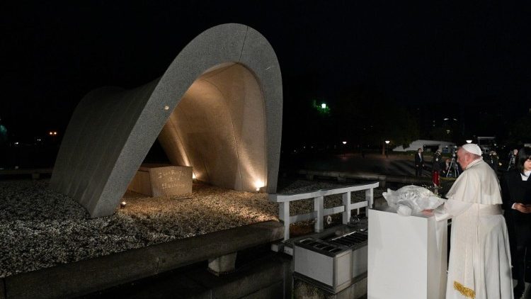 Папа Франциск в Мемориале мира в Хиросиме (2019 г.)