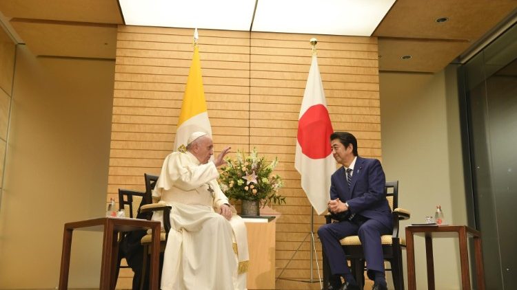 Papa Francesco e il Primo ministro giapponese Shinzo Abe in colloquio privato