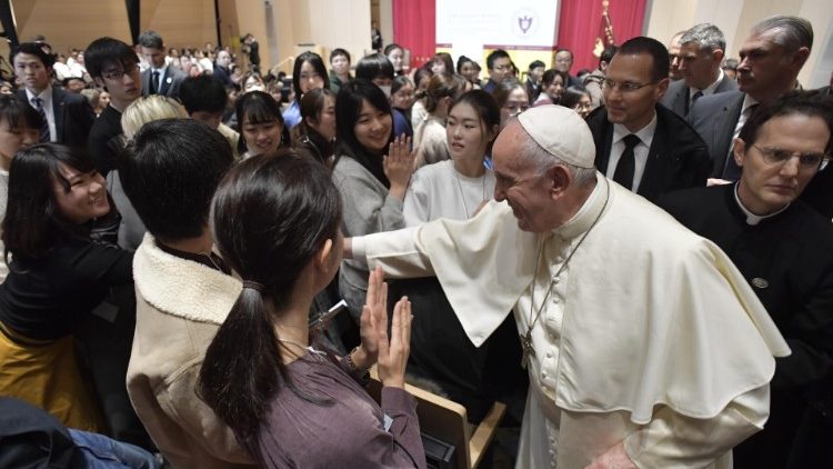 Le Pape François saluant les étudiants de l'Université Sophia à Tokyo, le 26 novembre 2019.