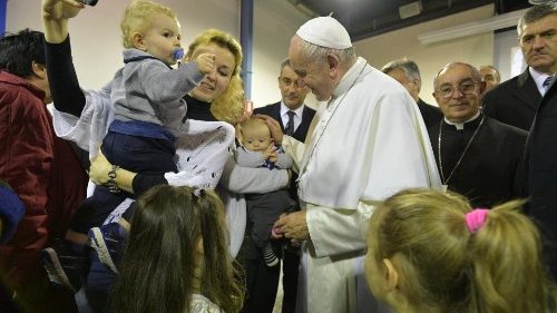 Siate pazzi d'amore per aiutare gli altri: le parole di Francesco alla Caritas