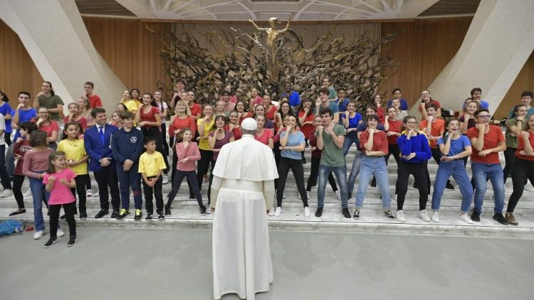 Le Pape et les jeunes du projet "Yo Puedo" en salle Paul VI, ce samedi 30 novembre