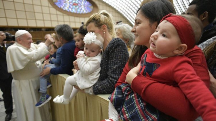 Papa Francesco nell'incontro con i dipendenti vaticani e le loro famiglie in Aula Paolo VI