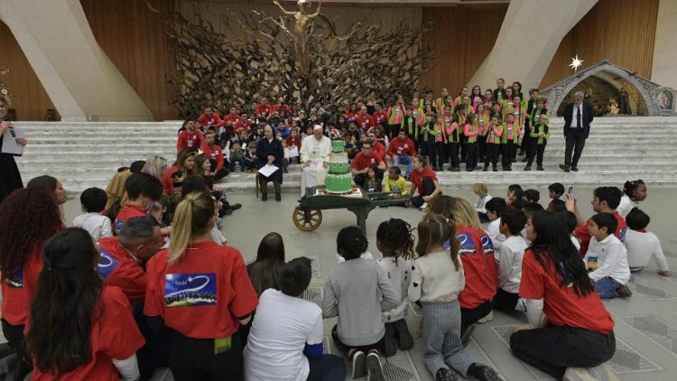 Franciszek wśród dzieci z watykańskiego ambulatorium 