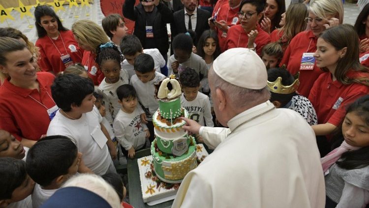 As crianças da fundação ao encontrar o Papa Francisco (2019)