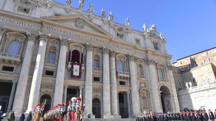 La Loggia delle benedizioni e il sagrato della Basilica di San Pietro