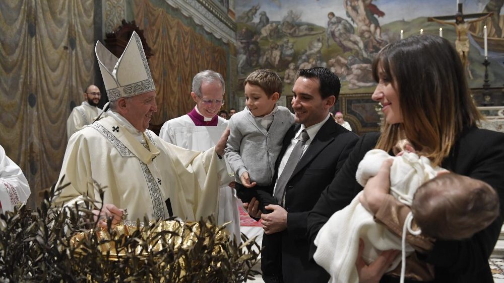 le 12 janvier 2020, le pape François baptise des enfants dans la chapelle Sixtine