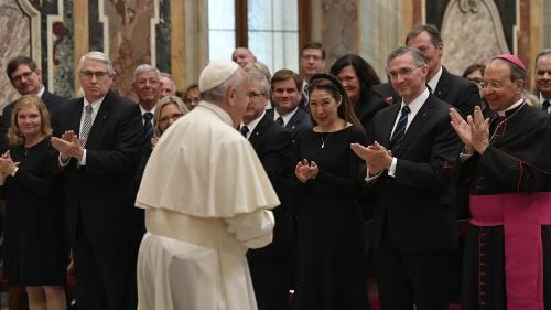 Padre Michael McGivney, fundador dos Cavaleiros de Colombo, no centro da 138ª Convenção