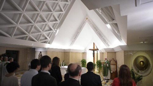 Il Papa: attenti alla “caduta con anestesia”