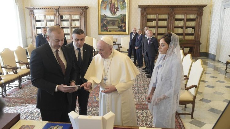 Papa Francesco e il presidente della Repubblica di Azerbaigian,Ilham Aliyev e la consorte