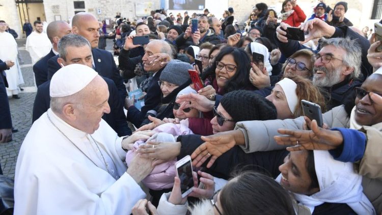 Il saluto fuori la Basilica di San Nicola