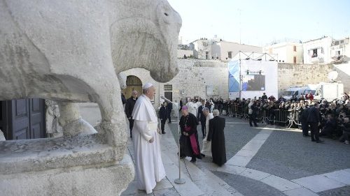 Francesco esorta a pregare per la Chiesa, soprattutto nei momenti brutti