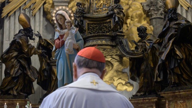 Il cardinale Comastri durante una recita del Rosario nella primavera scorsa 