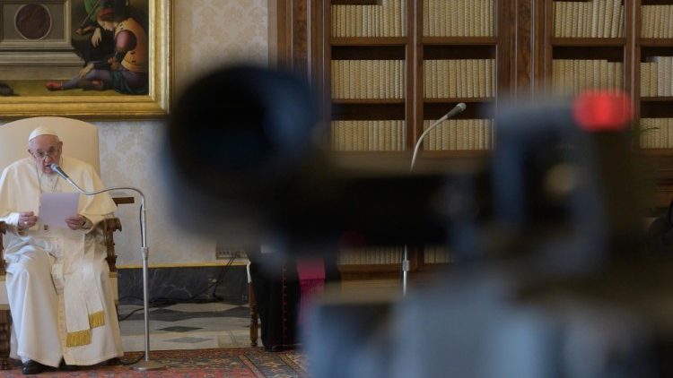 Gennaio - L'udienza generale in streaming nella Biblioteca apostolica