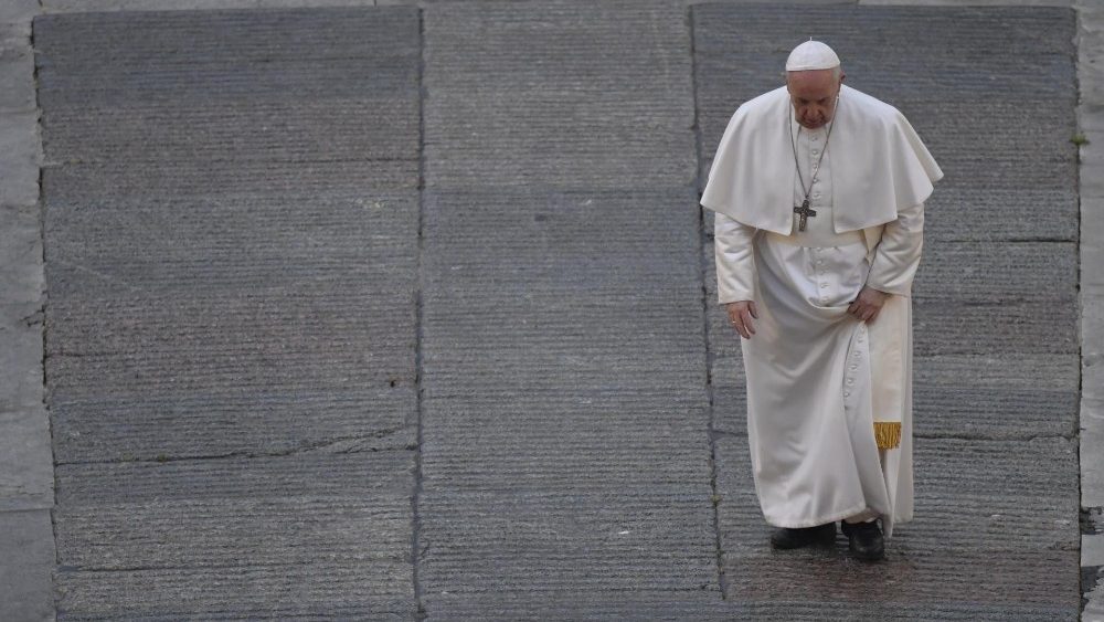 2020.03.27 Oración del Papa Francisco por la humanidad en la Plaza de San Pedro con bendición Urbi et Orbi