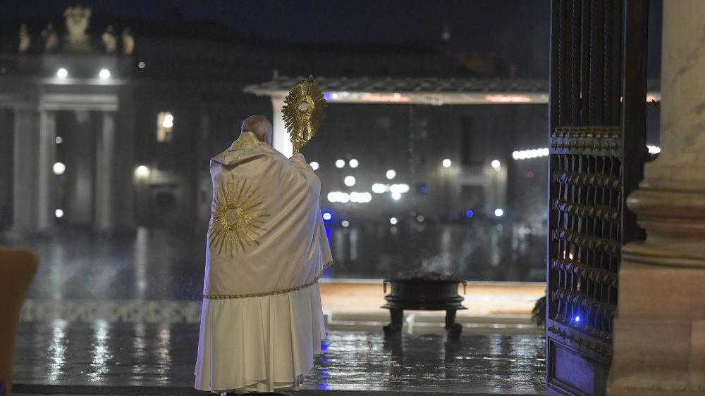 2020.03.27 Oración del Papa Francisco por la humanidad en la Plaza de San Pedro con bendición Urbi et Orbi
