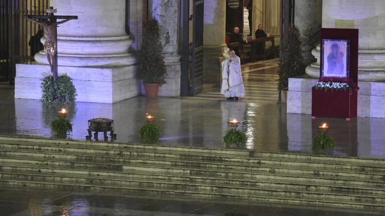 Le Pape présentant le Saint-Sacrement pour la bénédiction Urbi et Orbi, sur le parvis de la basilique Saint-Pierre, entre le crucifix de saint Marcel et l'icône de la Vierge "Salus Populi Romani".