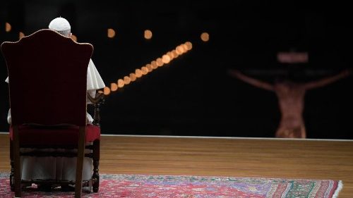 Diário da Crise de Pe. Lombardi: Papa sozinho na Praça, mas com Igreja unida no mundo