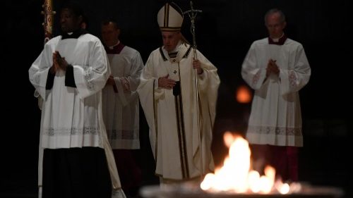 Franziskus in der Osternacht: „Wir kehren dem Tod den Rücken“