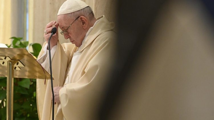 Francesco celebra la Messa a Casa Santa Marta