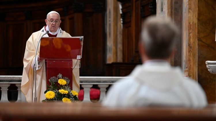 Il Papa durante la Messa nella Domenica della Divinia Misericordia del 2020