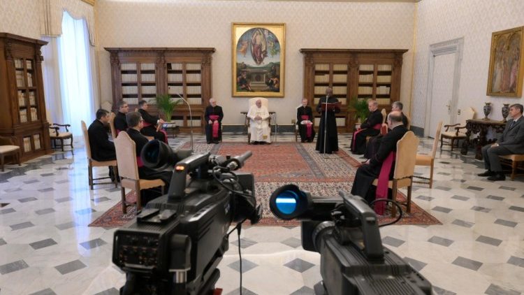 Die Audienz wurde nach draußen gestreamt