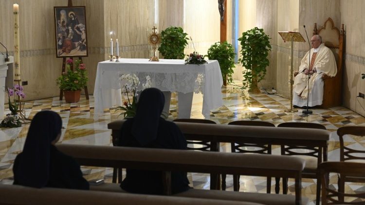 Papa Francesco durante la Messa a Casa Santa Marta. A destra l'immagine di santa Luisa de Marillac, e tra i banchi, le suore Figlie della Carità