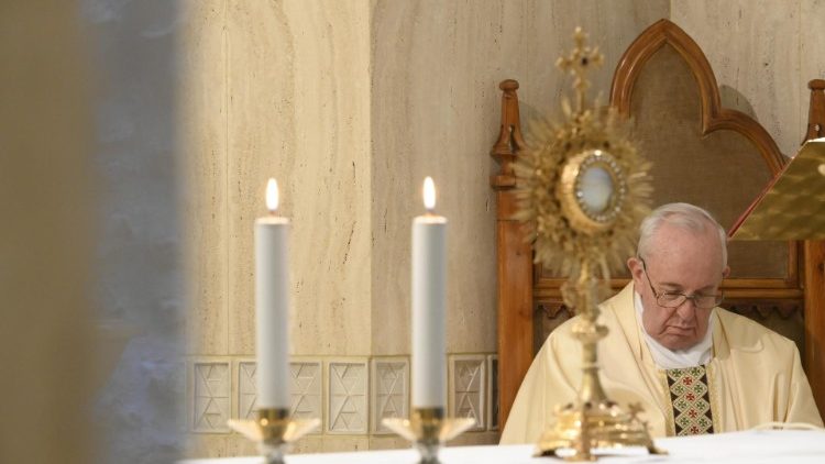 Adoration eucharistique après une messe à la Maison Sainte-Marthe.