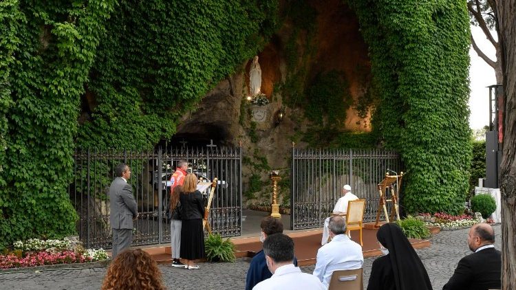 Джованні Ді Черче (крайній зліва) на молитві у Ватиканських садах