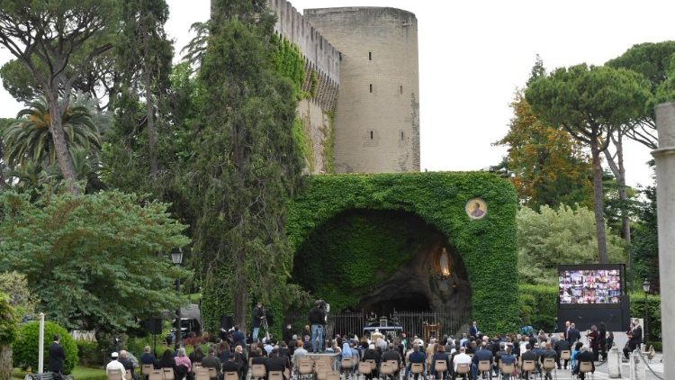 Rosenkranz in den Vatikanischen Gärten