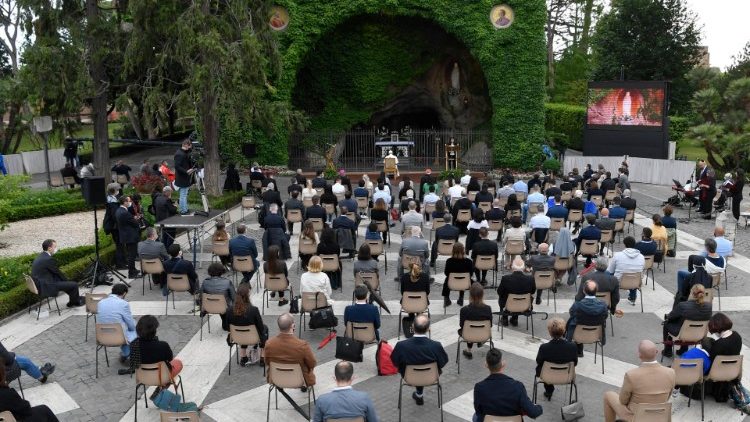 2020.05.30 Recita del Santo Rosario alla Grotta di Lourdes