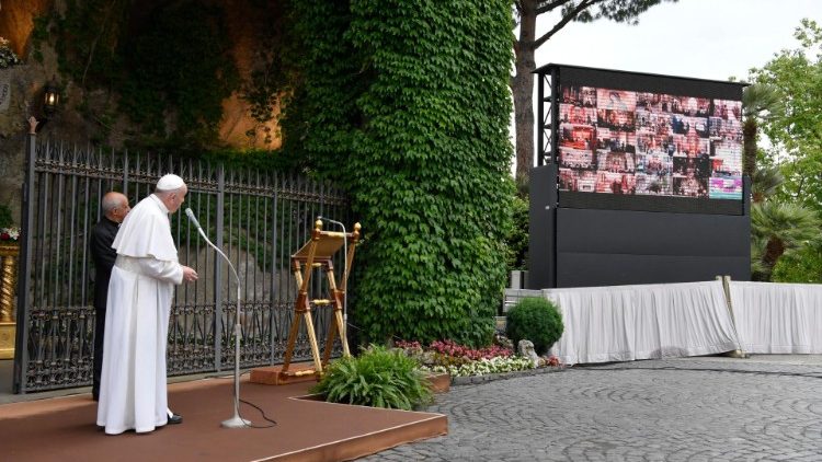 2020.05.30 Recita del Santo Rosario alla Grotta di Lourdes