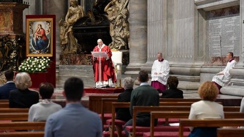 Il Papa: la crisi di oggi induce a ripiegarsi ma lo Spirito è dono