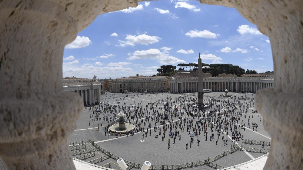 Fiéis e peregrinos na Praça São Pedro no Angelus 07.06.2020