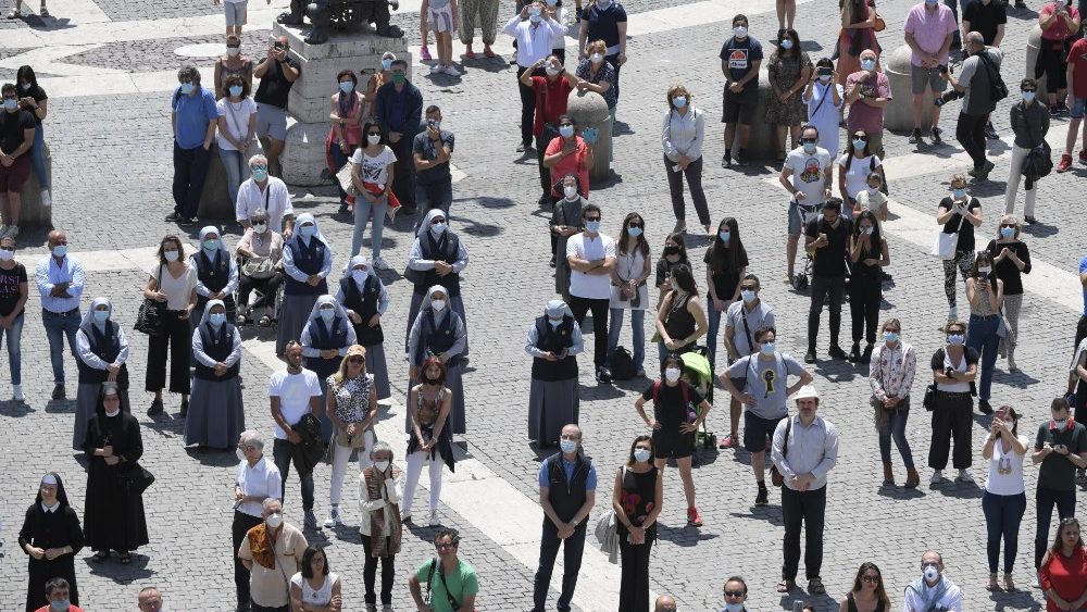 Fiéis e peregrinos na Praça São Pedro no Angelus 07.06.2020