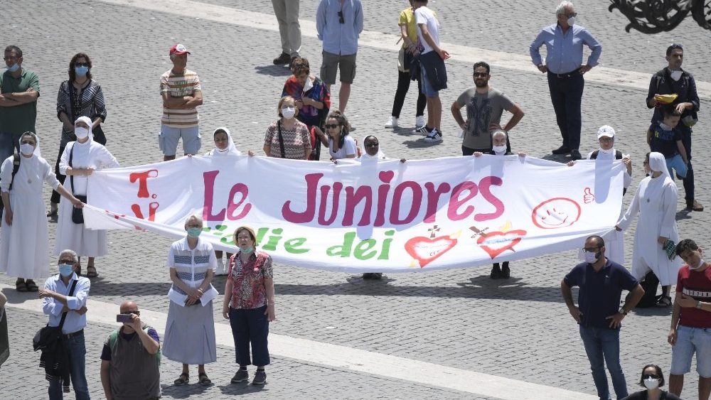 Fiéis e peregrinos na Praça São Pedro no Angelus 07.06.2020