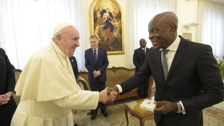 Papa Francesco e il presidente dell'Ifad, Gilbert Hounbo, lo scorso 25 giugno 