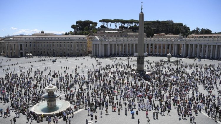 La place Saint-Pierre lors de l'Angélus du Pape François, dimanche 19 juillet 2020. 