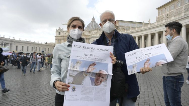 संत पेत्रुस महागिरजाघर के प्राँगण में फ्रतेल्ली तूत्ती विश्व पत्र की प्रति  दिखलाते हुए विश्वासी